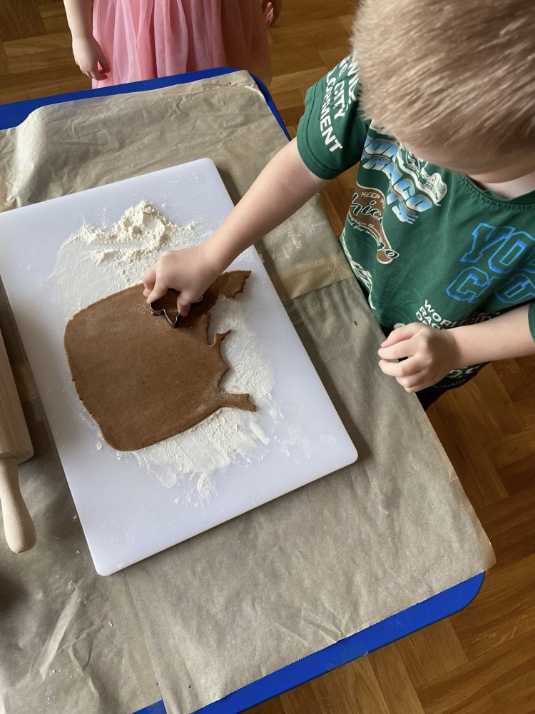 wspólne pieczenie świątecznych ciasteczek