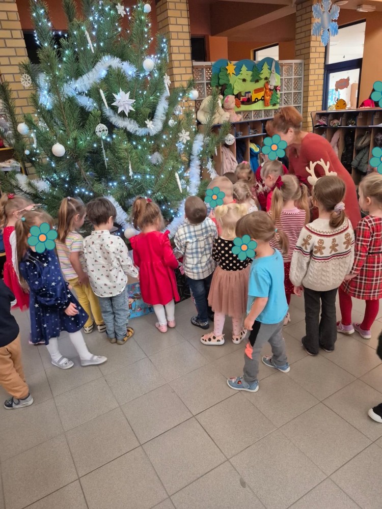 dzieci szukają prezentów pod choinką