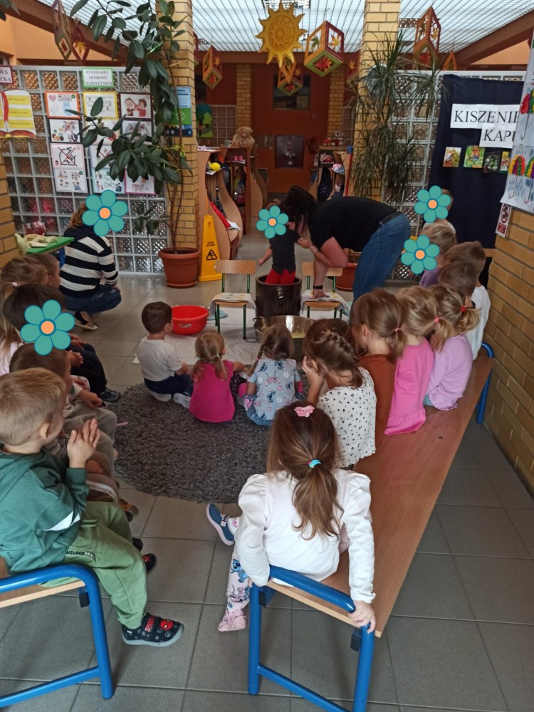 dzieci kiszą kapustę