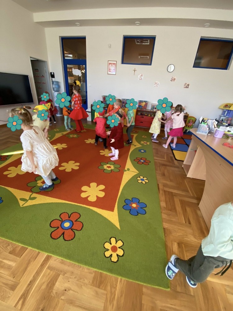 dzieci tańczące na baliku warzywno-owocowym